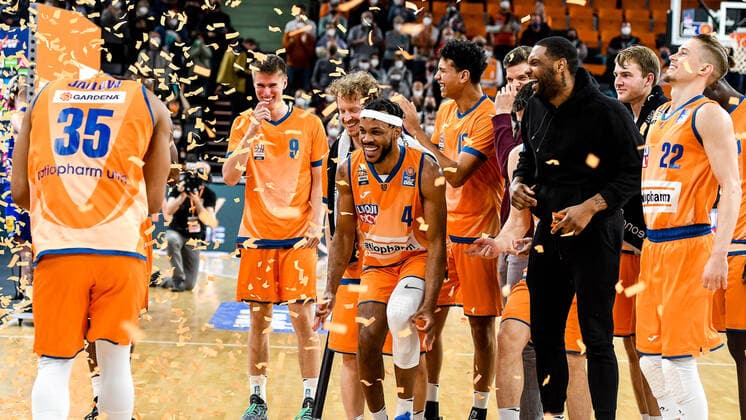 GER, BBL, ratiopharm Ulm vs Syntainics MBC 02 04 2022, ratiopharm arena, Neu Ulm, GER, BBL, ratiopharm Ulm vs Syntainics MBC, in picture cheering after end of game, Marius Stoll Ulm, 9 , Per Günther Guenther Ulm, 6 , Jaron Blossomgame Ulm, 4 , Michael Rataj Ulm, 12 , Sindarius Thornwell Ulm, 7 , Moritz Krimmer Ulm, 27 , Thomas Klepeisz Ulm, 22 nordphotoxGmbHx xHafner nph00200