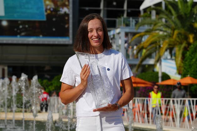 April 2, 2022, Miami Gardens, Florida, United States: April, 2 - Miami Gardens: Iga Swiatek(POL) poses with the Butch Buccholtz Champions trophy after defeating Naomi Osaka(JPN) 64 60 during the Finals of the 2022 Miami open. Miami Gardens United States - ZUMApa3_ 0154378858st Copyright: xAndrewxPatronx