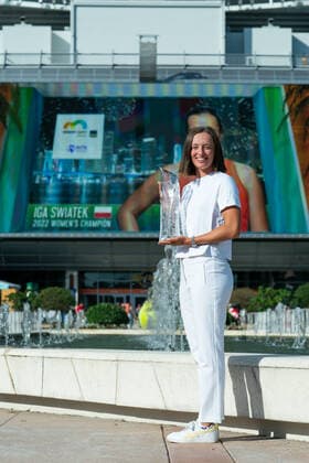 MIAMI GARDENS, FL - APRIL 2: Iga Swiatek poses with the trophy after winning the Women™s Final of the Miami Open on April 2, 2022 at Hard Rock Stadium in Miami Gardens, FL. (Photo by Aaron Gilbert Icon Sportswire) TENNIS: APR 02 Miami Open Icon2204021021
