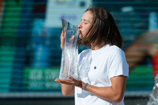 MIAMI GARDENS, FL - APRIL 2: Iga Swiatek poses with the trophy after winning the Women™s Final of the Miami Open on April 2, 2022 at Hard Rock Stadium in Miami Gardens, FL. (Photo by Aaron Gilbert Icon Sportswire) TENNIS: APR 02 Miami Open Icon2204021024