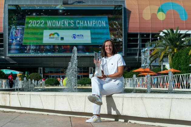 MIAMI GARDENS, FL - APRIL 2: Iga Swiatek poses with the trophy after winning the Women™s Final of the Miami Open on April 2, 2022 at Hard Rock Stadium in Miami Gardens, FL. (Photo by Aaron Gilbert Icon Sportswire) TENNIS: APR 02 Miami Open Icon2204021036