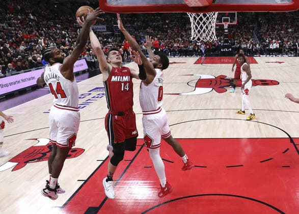 April 2, 2022: The Chicago Bulls Patrick Williams (44) blocks a shot by the Miami Heat s Tyler Herro (14) in the first half at the United Center on Saturday, April 2, 2022, in Chicago. The Heat won, 127-109. - ZUMAm67_ 0154392465st Copyright: xChrisxSwedax