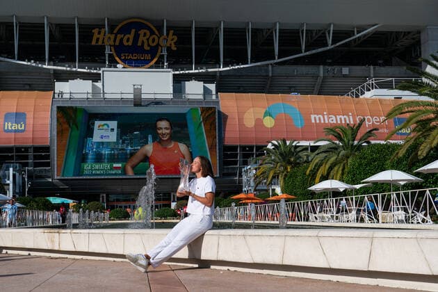 MIAMI GARDENS, FL - APRIL 2: Iga Swiatek poses with the trophy after winning the Women™s Final of the Miami Open on April 2, 2022 at Hard Rock Stadium in Miami Gardens, FL. (Photo by Aaron Gilbert Icon Sportswire) TENNIS: APR 02 Miami Open Icon2204021043