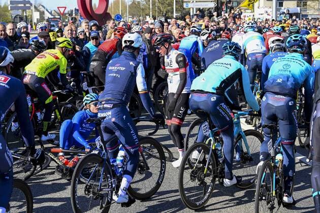 Sport Themen der Woche KW13 Sport Bilder des Tages OUDENAARDE, BELGIUM - APRIL 3 : Pogacar Tadej (SLO) of UAE Team Emirates searching for his bike after a crash during the UCI World Tour Flanders Classics 106th Ronde Van Vlaanderen, a cycling race with start in Antwerp and finish in Oudenaarde on April 03, 2022 in Oudenaarde, Belgium, 3 04 2022 ( Motordriver Kenny Verfaillie - Tour of Flanders 2022 Cycling Race PhotoNews Panoramic 