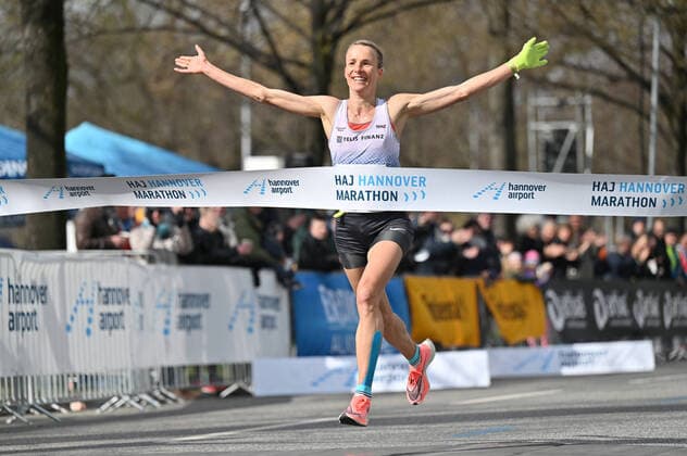 Bilder des Jahres 2022, Sport 04 April Sport Themen der Woche KW13 Sport Bilder des Tages HAJ Hannover Marathon; Hannover, 03.04.2022 Dominika Mayer gewinnt in 2:26:50 beim HAJ Hannover Marathon in Hannover am 03.04.2022 und wird deutsche Meisterin *** HAJ Hannover Marathon Hannover, 03 04 2022 Dominika Mayer wins in 2 26 50 at the HAJ Hannover Marathon in Hannover on 03 04 2022 and becomes German champion Copyright: xBEAUTIFULxSPORTS J.xGrontzkix