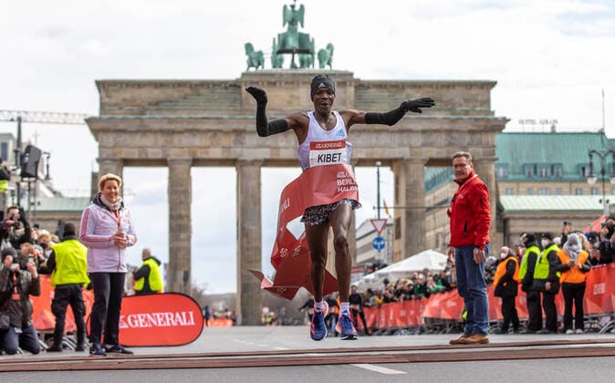 Bilder des Jahres 2022, Sport 04 April Sport Themen der Woche KW13 Sport Bilder des Tages Berlin, 03.04.22, Leichtathletik, Generali Berliner Halbmarathon 2022. Alex Kibet aus Kenia laeuft mit 58:55 als Erster ins Ziel und gewinnt den Berliner Halbmarathon. Generali Berliner Halbmarathon 2022 *** Berlin, 03 04 22, Athletics, Generali Berlin Half Marathon 2022 Alex Kibet from Kenya runs with 58 55 as the first to the finish line and wins the Berlin Half Marathon Generali Berlin Half Marathon 2022