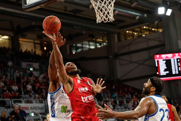 Center Chris Dowe Brose Bamberg, 00 right Quantez Robertson Fraport Skyliners Frankfurt, 23 Brose Bamberg Fraport Skyliners Frankfurt easyCredit BBL Basketball Bundesliga Saison 2021 22 Spieltag 28, 28 03 2022 Bamberg, Brose Arena Foto Daniel Löb Loeb Copyright: DanielxLöb