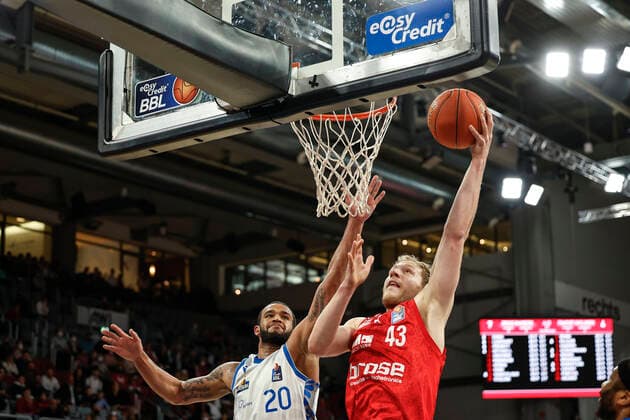 right Christian Sengfelder Brose Bamberg, 43 left Raheed Moore Fraport Skyliners Frankfurt, 20 Brose Bamberg Fraport Skyliners Frankfurt easyCredit BBL Basketball Bundesliga Saison 2021 22 Spieltag 28, 28 03 2022 Bamberg, Brose Arena Foto Daniel Löb Loeb Copyright: DanielxLöb