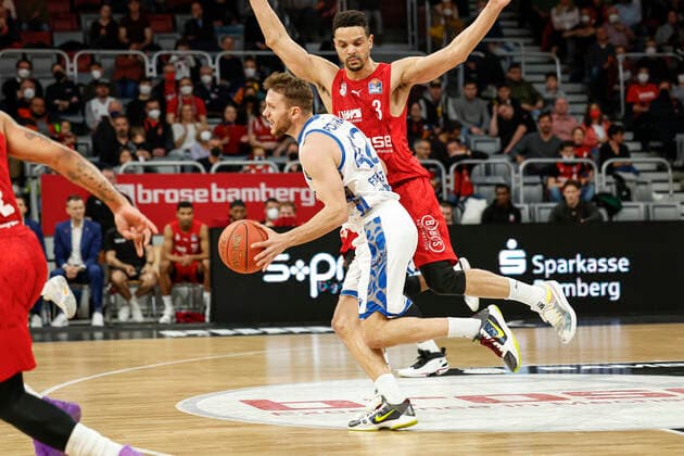 front Marcel Ponitka Fraport Skyliners Frankfurt, 42 back Matt Haarms Fraport Skyliners Frankfurt, 03 Brose Bamberg Fraport Skyliners Frankfurt easyCredit BBL Basketball Bundesliga Saison 2021 22 Spieltag 28, 28 03 2022 Bamberg, Brose Arena Foto Daniel Löb Loeb Copyright: DanielxLöb