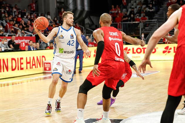 left Marcel Ponitka Fraport Skyliners Frankfurt, 42 Brose Bamberg Fraport Skyliners Frankfurt easyCredit BBL Basketball Bundesliga Saison 2021 22 Spieltag 28, 28 03 2022 Bamberg, Brose Arena Foto Daniel Löb Loeb Copyright: DanielxLöb