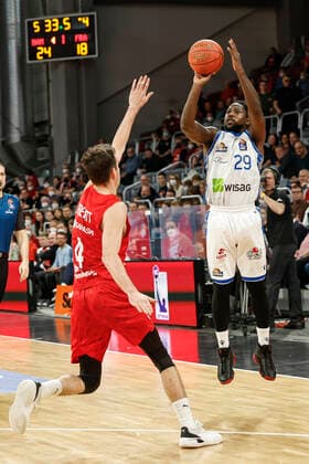 right Will Cherry Fraport Skyliners Frankfurt, 29 left Omar Prewitt Brose Bamberg, 04 Brose Bamberg Fraport Skyliners Frankfurt easyCredit BBL Basketball Bundesliga Saison 2021 22 Spieltag 28, 28 03 2022 Bamberg, Brose Arena Foto Daniel Löb Loeb Copyright: DanielxLöb