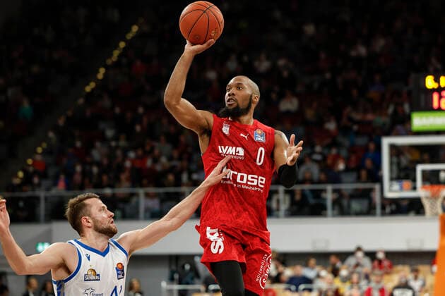 right Chris Dowe Brose Bamberg, 00 left Marcel Ponitka Fraport Skyliners Frankfurt, 42 Brose Bamberg Fraport Skyliners Frankfurt easyCredit BBL Basketball Bundesliga Saison 2021 22 Spieltag 28, 28 03 2022 Bamberg, Brose Arena Foto Daniel Löb Loeb Copyright: DanielxLöb