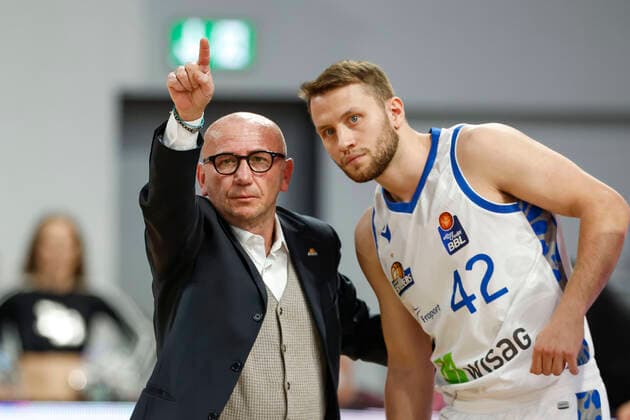 left Coach Luca Dalmonte Fraport Skyliners Frankfurt right Marcel Ponitka Fraport Skyliners Frankfurt, 42 Brose Bamberg Fraport Skyliners Frankfurt easyCredit BBL Basketball Bundesliga Saison 2021 22 Spieltag 28, 28 03 2022 Bamberg, Brose Arena Foto Daniel Löb Loeb Copyright: DanielxLöb