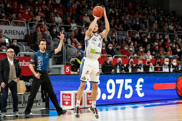 right Marcel Ponitka Fraport Skyliners Frankfurt, 42 Brose Bamberg Fraport Skyliners Frankfurt easyCredit BBL Basketball Bundesliga Season 2021 22 Matchday 28, 28 03 2022 Bamberg, Brose Arena Photo Daniel Löb Loeb Copyright: DanielxLöb