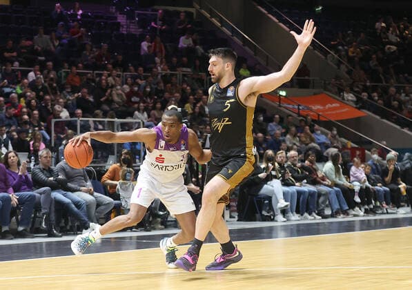 Jeremiah Martin BG Goettingen , Owen Klassen Basketball Loewen Braunschweig