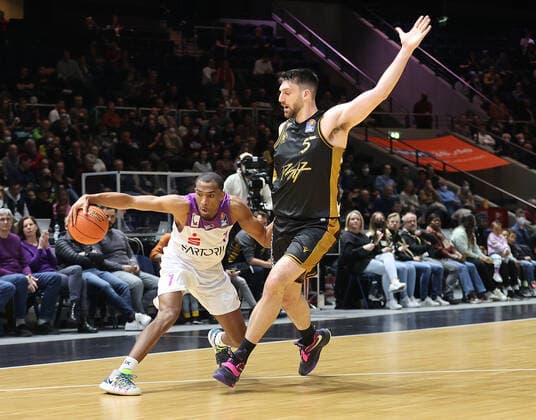 Jeremiah Martin BG Goettingen , Owen Klassen Basketball Loewen Braunschweig