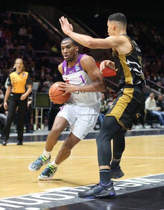 Jeremiah Martin BG Goettingen , Nicholas Tischler Basketball Loewen Braunschweig
