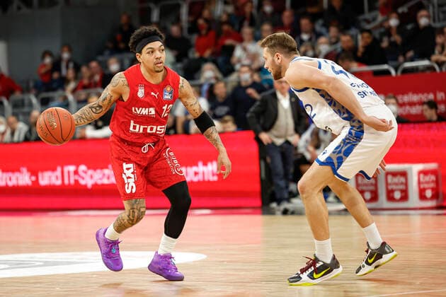 left Justin Robinson Brose Bamberg, 12 right Marcel Ponitka Fraport Skyliners Frankfurt, 42 Brose Bamberg Fraport Skyliners Frankfurt easyCredit BBL Basketball Bundesliga Saison 2021 22 Spieltag 28, 28 03 2022 Bamberg, Brose Arena Foto Daniel Löb Loeb Copyright: DanielxLöb
