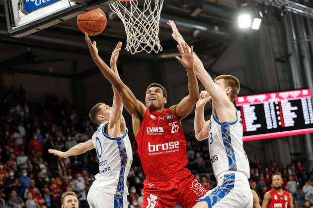 Center Kenneth Ogbe Brose Bamberg, 25 right Matt Haarms Fraport Skyliners Frankfurt, 03 left Lukas Wank Fraport Skyliners Frankfurt, 00 Brose Bamberg Fraport Skyliners Frankfurt easyCredit BBL Basketball Bundesliga Saison 2021 22 Spieltag 28, 28 03 2022 Bamberg, Brose Arena Foto Daniel Löb Loeb Copyright: DanielxLöb