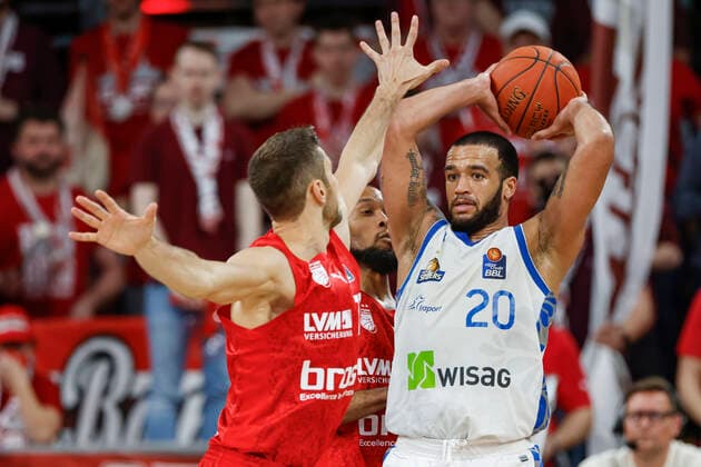right Raheed Moore Fraport Skyliners Frankfurt, 20 left Tomas Kyzlink Brose Bamberg, 77 Brose Bamberg Fraport Skyliners Frankfurt easyCredit BBL Basketball Bundesliga Saison 2021 22 Spieltag 28, 28 03 2022 Bamberg, Brose Arena Foto Daniel Löb Loeb Copyright: DanielxLöb
