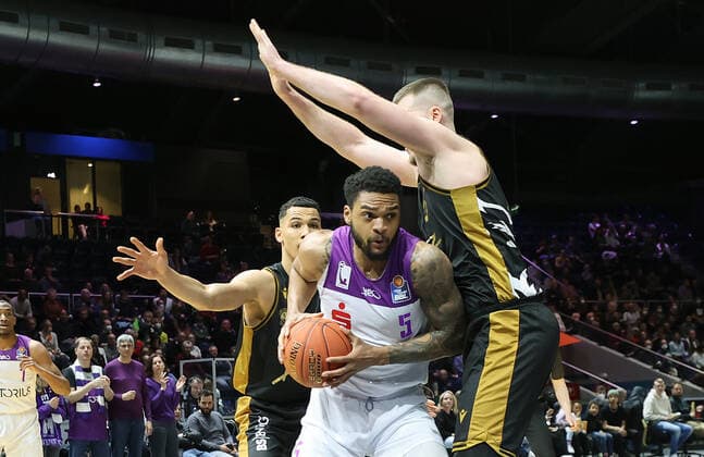 Jeff Roberson BG Goettingen on the ball