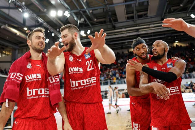 Bamberg joy after the 75 72 victory flnr Tomas Kyzlink Brose Bamberg, 77 Martinas Geben Brose Bamberg, 22 Akil Mitchell Brose Bamberg, 08 Chris Dowe Brose Bamberg, 00 Brose Bamberg Fraport Skyliners Frankfurt easyCredit BBL Basketball Bundesliga Season 2021 22 Matchday 28, 28 03 2022 Bamberg, Brose Arena Photo Daniel Löb Loeb Copyright: DanielxLöb