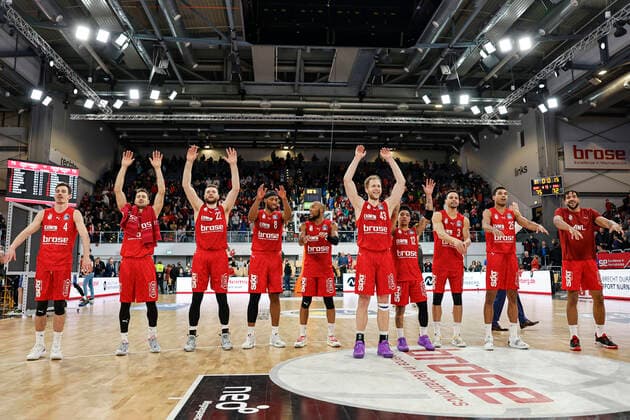 Bamberg joy after the 75 72 victory flnr Omar Prewitt Brose Bamberg, 04 Tomas Kyzlink Brose Bamberg, 77 Martinas Geben Brose Bamberg, 22 Akil Mitchell Brose Bamberg, 08 Chris Dowe Brose Bamberg, 00 Christian Sengfelder Brose Bamberg, 43 Justin Robinson Brose Bamberg, 12 Dominic Lockhart Brose Bamberg, 03 Kenneth Ogbe Brose Bamberg, 25 Marvin Omuvwie Brose Bamberg, 11 Brose Bamberg Fraport Skyliners Frankfurt easyCredit BBL Basketball Bundesliga Saison 2021 22 Spieltag 28, 28 03 2022 Bamberg, Brose Arena Foto Daniel Löb Loeb Copyright: DanielxLöb