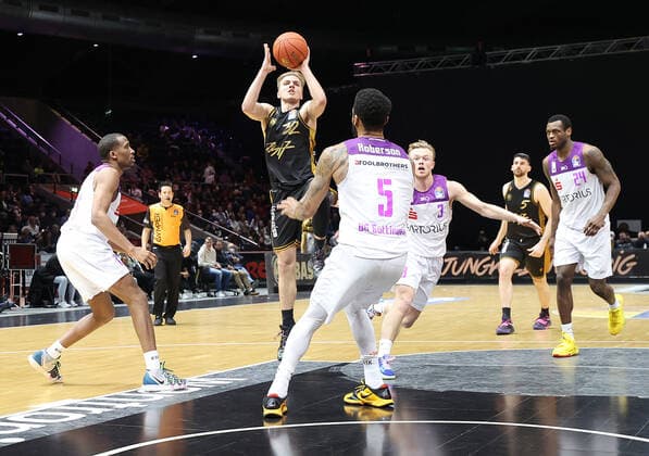 Arturs Zagars Basketball Loewen Braunschweig shooting basket