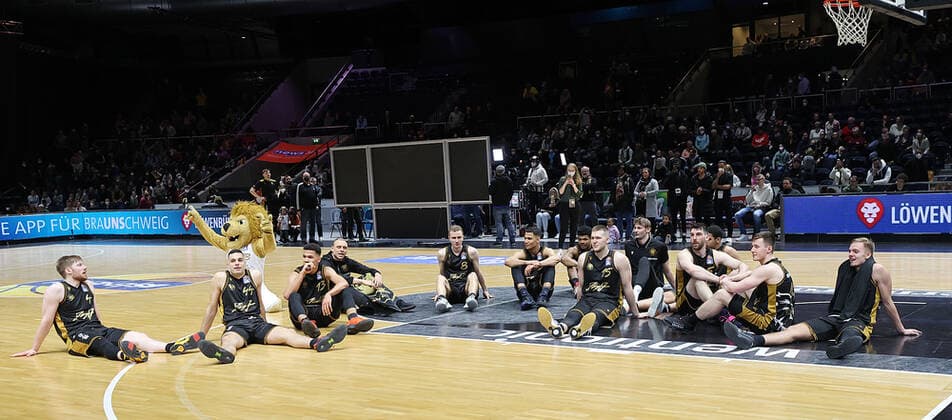 The Braunschweig team celebrates the derby victory