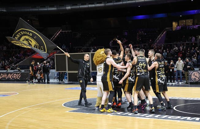 The Braunschweig team celebrates the derby victory
