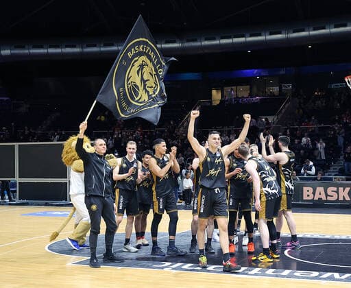 The Braunschweig team celebrates the derby victory