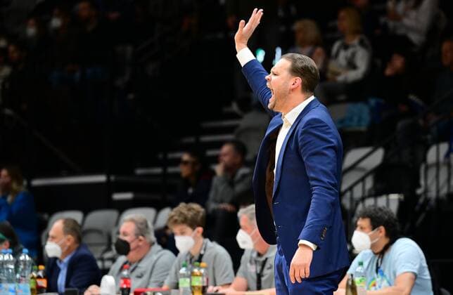 03 04 2022 basketball season 2021 2022 2 Bundesliga Pro A 33 matchday Nürnberg Falcons Basketball Club NBC Medipolis SC Jena Vytautas Buzas coach head coach Nürnberg Falcons BC NBC calls shouts shouts