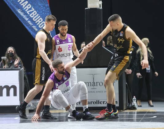 Harper Kamp BG Goettingen , Benedikt Turudic Basketball Loewen Braunschweig
