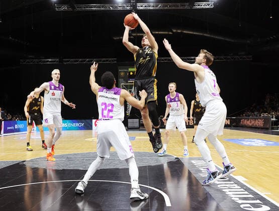 Arturs Zagars Basketball Loewen Braunschweig shooting basket