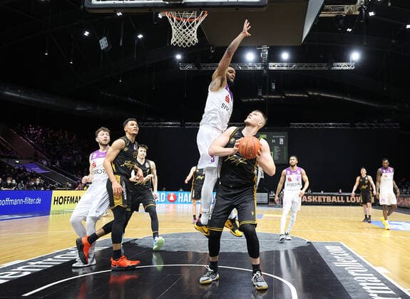 Martin Peterka Basketball Loewen Braunschweig , Jeff Roberson BG Goettingen