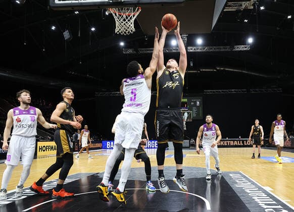 Martin Peterka Basketball Loewen Braunschweig on the ball