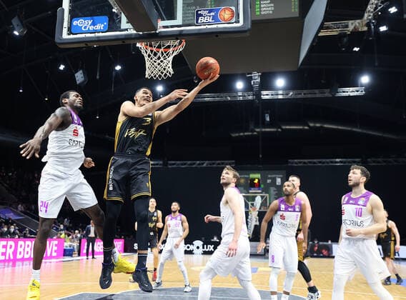Nate Grimes BG Goettingen , Nicholas Tischler Basketball Loewen Braunschweig