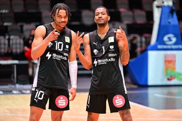 03 04 2022 Basketball Season 2021 2022 2 Bundesliga Pro A 33 Matchday Nürnberg Falcons Basketball Club NBC Medipolis SC Jena Evan Derek Taylor 10, Nürnberg Falcons BC NBC Dupree Mc Brayer 1, Nürnberg Falcons BC NBC Postgame Posing