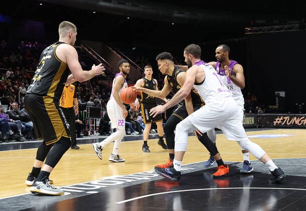 Brandon Tischler Basketball Loewen Braunschweig on the ball