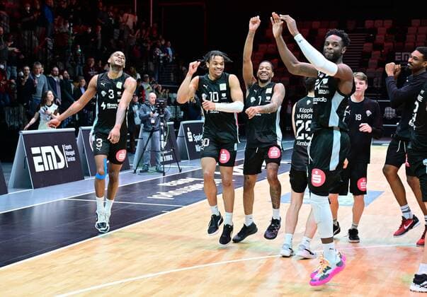 03 04 2022 Basketball Season 2021 2022 2 Bundesliga Pro A 33 Matchday Nürnberg Falcons Basketball Club NBC Medipolis SC Jena Team Team Nürnberg Jubel Freude Freudentanz nach Spielende Antonio Lee AJ Davis Jr 3, Nürnberg Falcons BC NBC Evan Derek Taylor 10, Nürnberg Falcons BC NBC Dupree Mc Brayer 1, Nürnberg Falcons BC NBC Roland L Amour Nyama 24, Nürnberg Falcons BC NBC