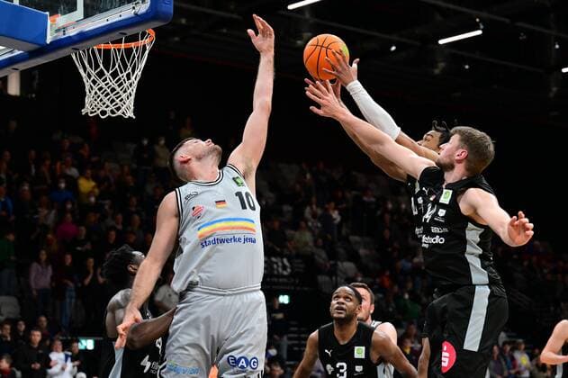 03 04 2022 Basketball Season 2021 2022 2 Bundesliga Pro A 33 Matchday Nuremberg Falcons Basketball Club NBC Medipolis SC Jena Julius Wolf 10, Medipolis SC Jena Sebastian Schröder Schroeder 14, Nuremberg Falcons BC NBC , right Evan Derek Taylor 10, Nuremberg Falcons BC NBC , rear