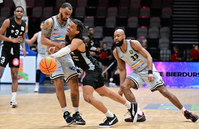 03 04 2022 Basketball Season 2021 2022 2 Bundesliga Pro A 33 Game Day Nürnberg Falcons Basketball Club NBC Medipolis SC Jena Evan Derek Taylor 10, Nürnberg Falcons BC NBC vs Davonte Damion Lacy 1, Medipolis SC Jena , left Brandon Omar Thomas 33, Medipolis SC Jena , right