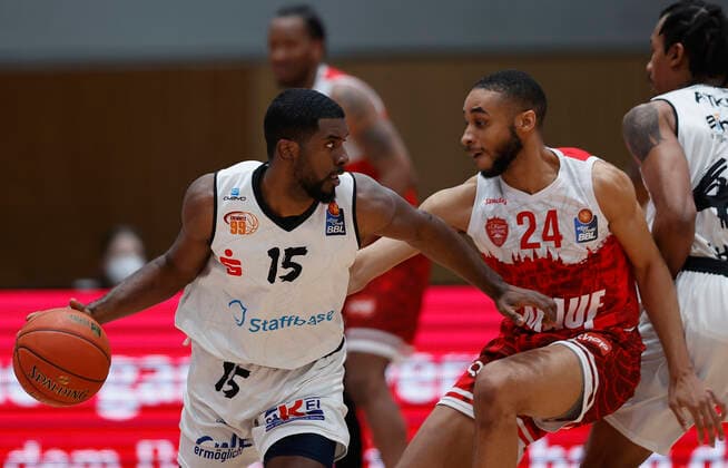 03 04 2022, s Oliver Wuerzburg vs NINERS Chemnitz, easyCredit BBL, 28 Matchday, GER, Wuerzburg, tectake Arena, In picture from left Frantz Massenat NINERS Chemnitz and Cameron Hunt s Oliver Wuerzburg Copyright: HMBxMedia xHeikoxBecker