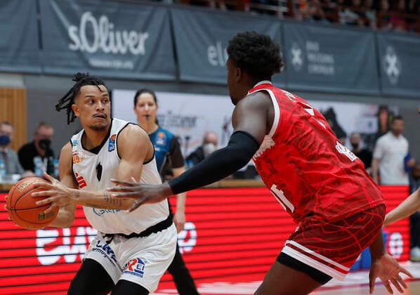03 04 2022, s Oliver Wuerzburg vs NINERS Chemnitz, easyCredit BBL, 28 Matchday, GER, Wuerzburg, tectake Arena, In picture from left Nelson Weidemann NINERS Chemnitz and Abdul Makik Abu s Oliver Wuerzburg Copyright: HMBxMedia xHeikoxBecker