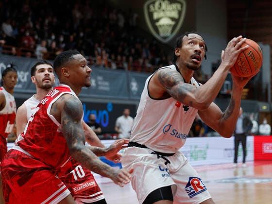 03 04 2022, s Oliver Wuerzburg vs NINERS Chemnitz, easyCredit BBL, 28 Matchday, GER, Wuerzburg, tectake Arena, In picture from left Charles Callison s Oliver Wuerzburg and Darion Atkins NINERS Chemnitz Copyright: HMBxMedia xHeikoxBecker