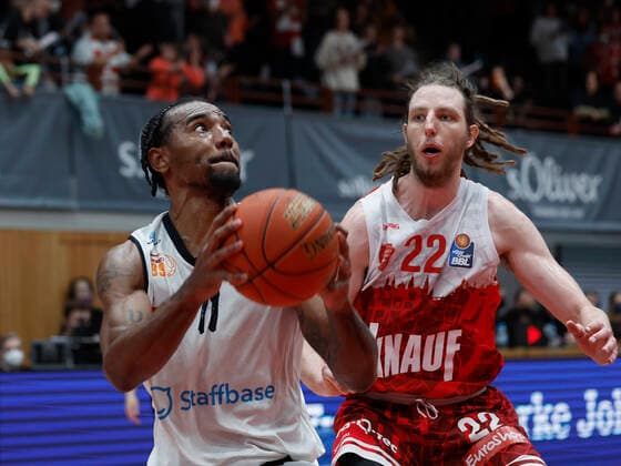 03 04 2022, s Oliver Wuerzburg vs NINERS Chemnitz, easyCredit BBL, 28 Matchday, GER, Wuerzburg, tectake Arena, In picture from left Isiaha Mike NINERS Chemnitz and Craig Moller s Oliver Wuerzburg Copyright: HMBxMedia xHeikoxBecker