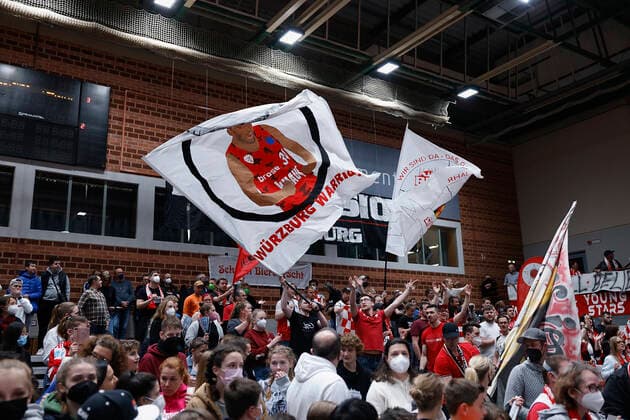 03 04 2022, s Oliver Wuerzburg vs NINERS Chemnitz, easyCredit BBL, 28 Matchday, GER, Wuerzburg, tectake Arena, In picture from left flag Wuerzburg Warrior Copyright: HMBxMedia xHeikoxBecker