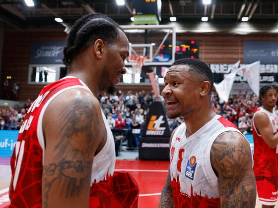 03 04 2022, s Oliver Wuerzburg vs NINERS Chemnitz, easyCredit BBL, 28 Matchday, GER, Wuerzburg, tectake Arena, In picture from left William Buford s Oliver Wuerzburg and Charles Callison s Oliver Wuerzburg Copyright: HMBxMedia xHeikoxBecker