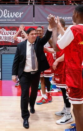 03 04 2022, s Oliver Wuerzburg vs NINERS Chemnitz, easyCredit BBL, 28 Matchday, GER, Wuerzburg, tectake Arena, In picture from left Headcoach Sasa Filipovski s Oliver Wuerzburg thanks the players Copyright: HMBxMedia xHeikoxBecker