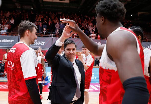 03 04 2022, s Oliver Wuerzburg vs NINERS Chemnitz, easyCredit BBL, 28 matchday, GER, Wuerzburg, tectake Arena, In picture from left Headcoach Sasa Filipovski s Oliver Wuerzburg thanks the players Copyright: HMBxMedia xHeikoxBecker